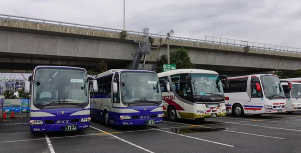 Автобусы на стоянке в Mie, Япония — стоковое фото