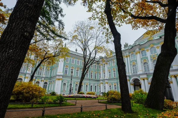 Palacio de Invierno en San Petersburgo, Rusia — Foto de Stock