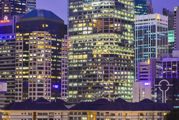 Kontorsbyggnader med ljus på natten — Stockfoto