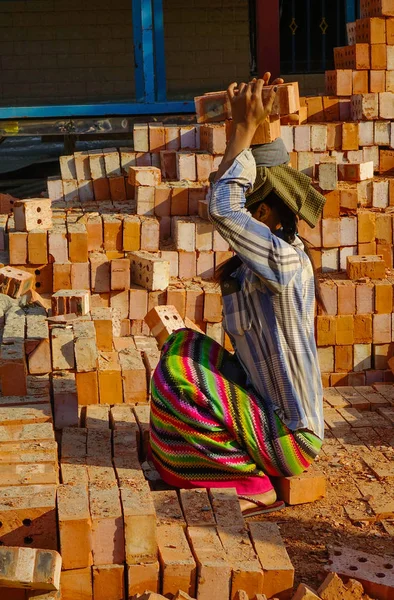 Uma mulher carregando tijolo — Fotografia de Stock