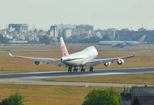 Avion de passagers atterrissant à l'aéroport — Photo