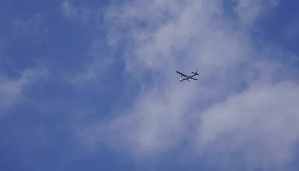 An aircraft flying in the sky — Stock Photo, Image