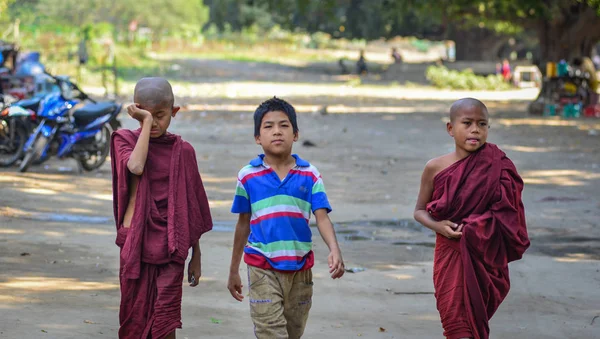 Jóvenes monjes caminando por el camino rural — Foto de Stock