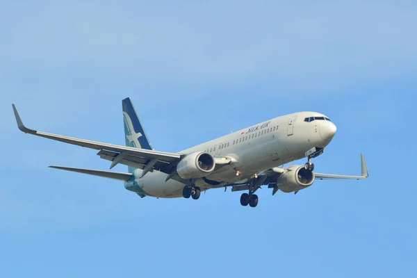 Avion de passagers atterrissant à l'aéroport — Photo