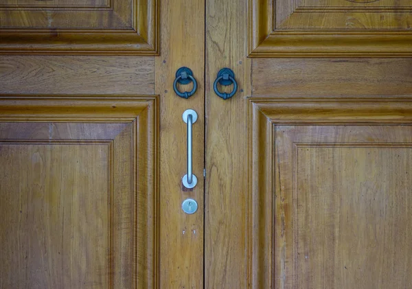 Detail of wooden door with lock — Stock Photo, Image