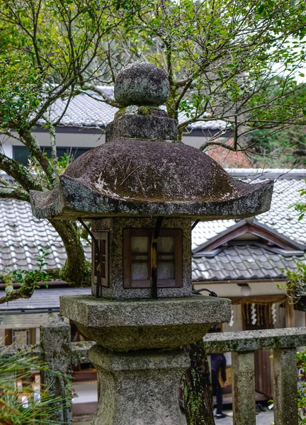 Linterna de piedra japonesa en el jardín —  Fotos de Stock