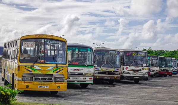 Port Louis, Mauritius'ta yerel otobüs — Stok fotoğraf