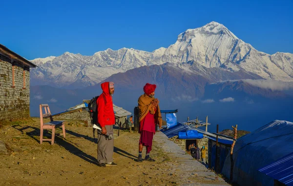 Gente nepalí en la montaña — Foto de Stock