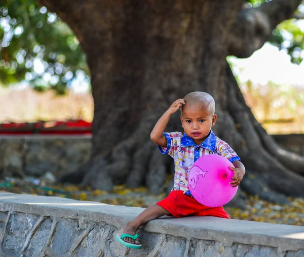 Kinder im Dorf in Mandalay, Myanmar — Stockfoto