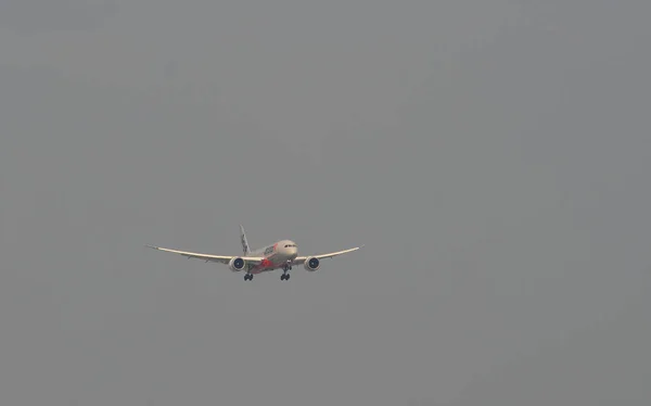 Flugzeuge fliegen in den Himmel — Stockfoto