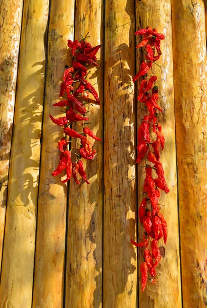 Colgar chile rojo en la pared de madera — Foto de Stock