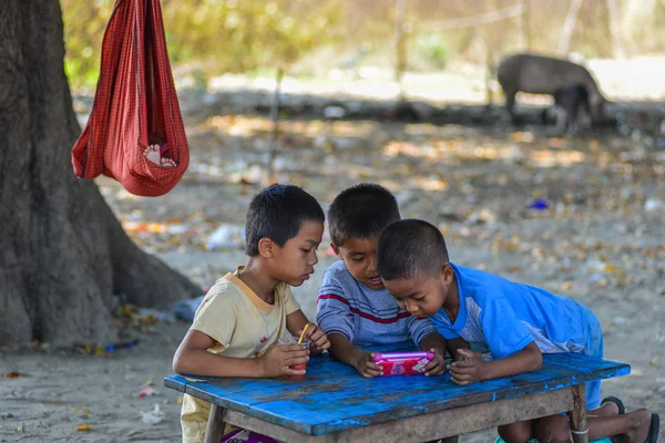 Enfants au village de Mandalay, Myanmar — Photo