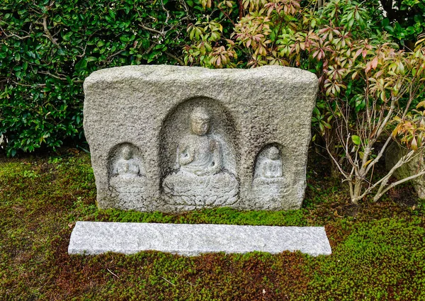 Scultura di Buddha nel giardino giapponese — Foto Stock
