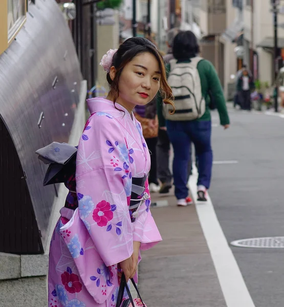 Egy nő kimonó utcában — Stock Fotó