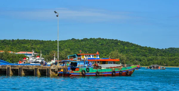 Barcos no mar azul — Fotografia de Stock