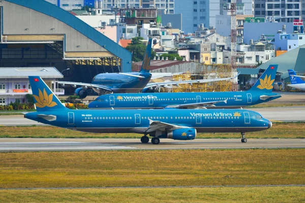 Passagerare flygplan taxning på flygplatsen — Stockfoto