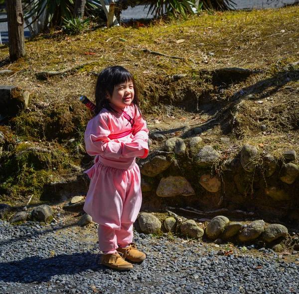 Una niña pequeña con traje de Ninja —  Fotos de Stock