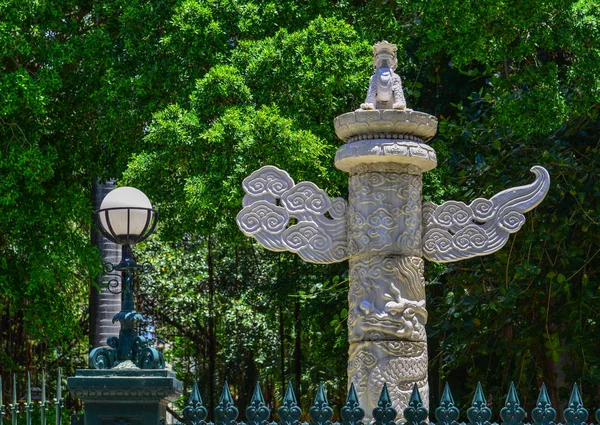 Una colonna di pietra cinese al parco — Foto Stock