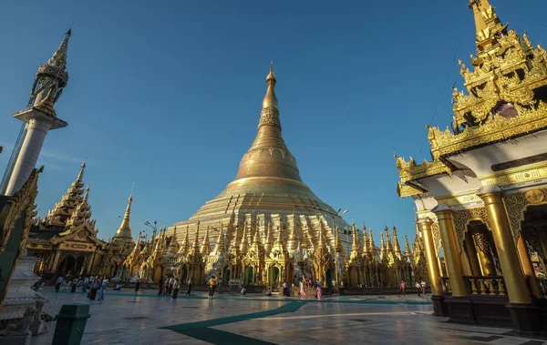 Shwedagon pagoda in Rangoon / Yangon — Foto Stock