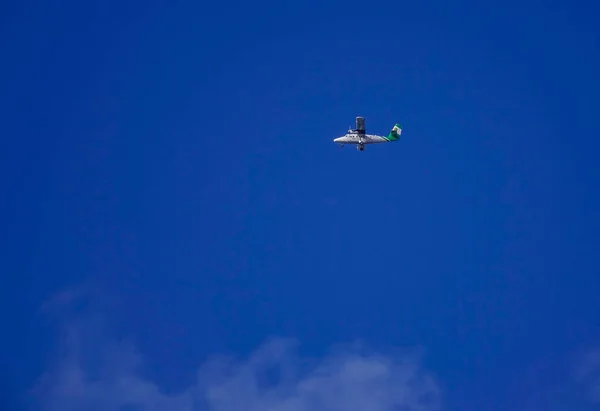 Un avion volant dans le ciel — Photo