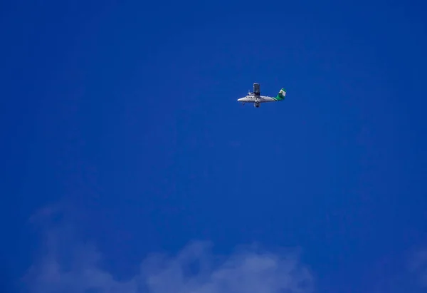 Ein Flugzeug fliegt in den Himmel — Stockfoto