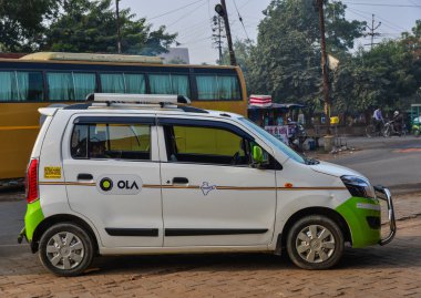 Agra sokakta Ola araba, Hindistan 