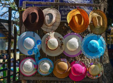 Mandalay, Myanmar'da şapka satmak 