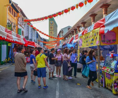 Singapur'un Çin Mahallesi'nde yürüyen insanlar 