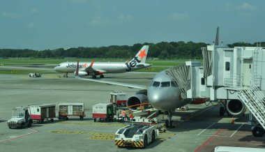 Changi Havaalanı'na yanaşma uçakları 