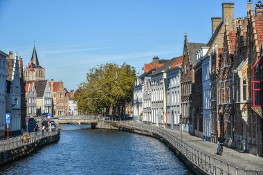 Güneşli bir günde Bruges tarihi merkezi