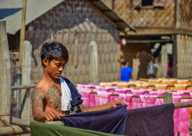 Geleneksel boya işlemi çekiminden sonra kurutma kumaşı