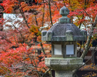 Sonbahar parkında taş fener 