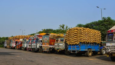 Agra, Hindistan dinlenme alanında Kamyon römorklar