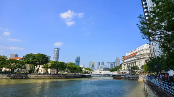 Río Singapur con rascacielos — Foto de Stock