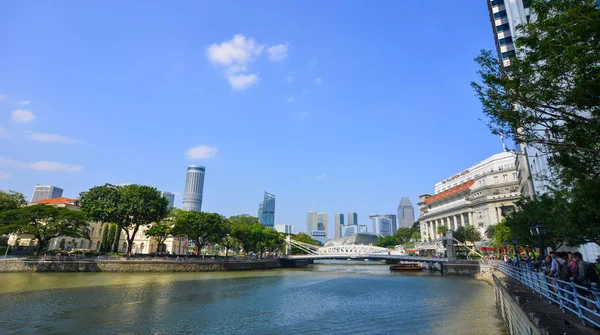 Singapore rivier met wolkenkrabbers — Stockfoto