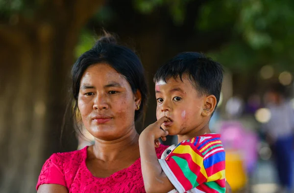 Mutter und Sohn im Dorf — Stockfoto