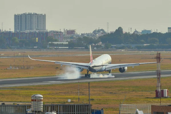 Avion de passagers atterrissant à l'aéroport — Photo