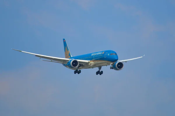 Посадка пассажирского самолета в аэропорту — стоковое фото