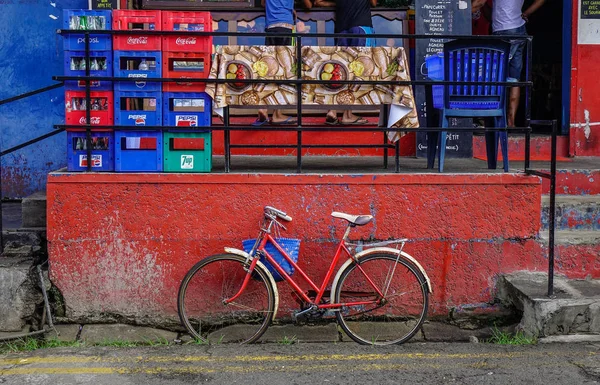 Vintage Bisiklet eski tuğla duvara karşı — Stok fotoğraf