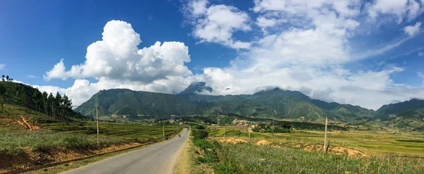 Estrada da montanha no dia ensolarado — Fotografia de Stock