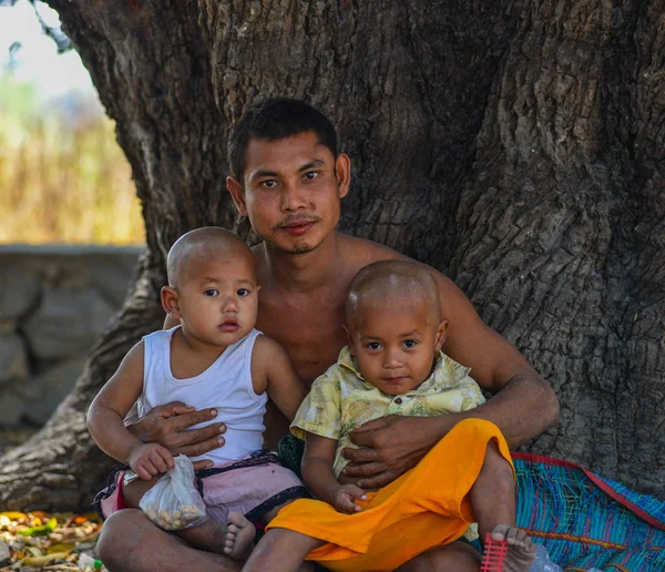 Kinder im Dorf in Mandalay, Myanmar — Stockfoto
