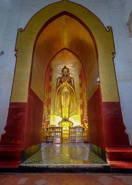 Estátua de Buda enorme no Templo de Ananda — Fotografia de Stock