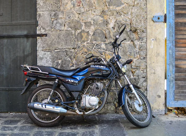 Motocicleta vintage contra parede velha — Fotografia de Stock