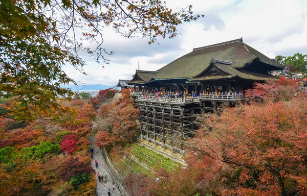 Tempio Kiyomizu in autunno a Kyoto, Giappone — Foto Stock