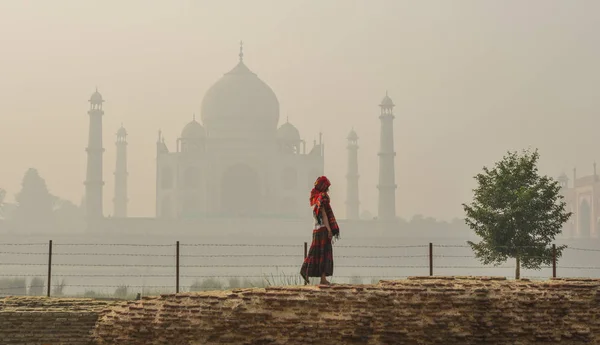 An Asian woman visit Taj Mahal — Stock Photo, Image