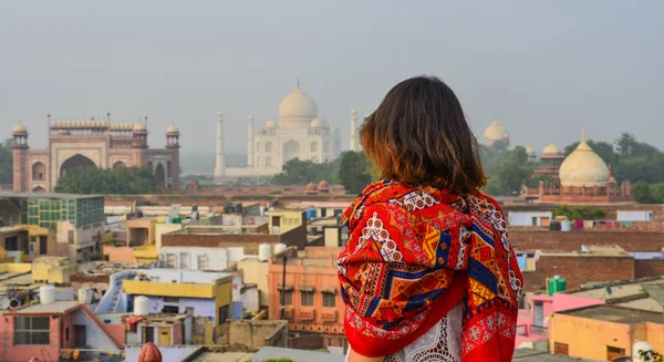 A young woman looking at Taj Mahal — Stock Photo, Image