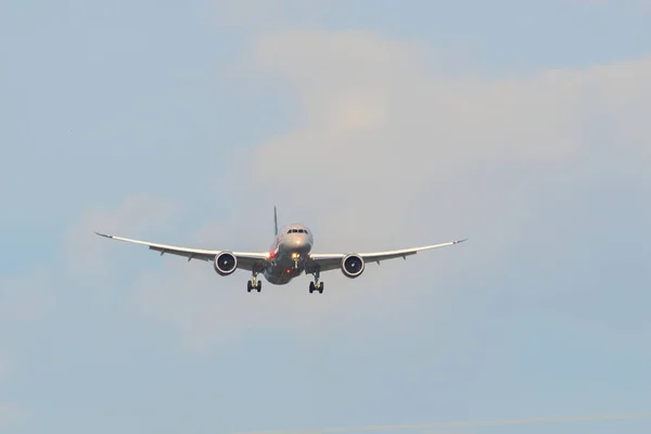 Avion de passagers atterrissant à l'aéroport — Photo