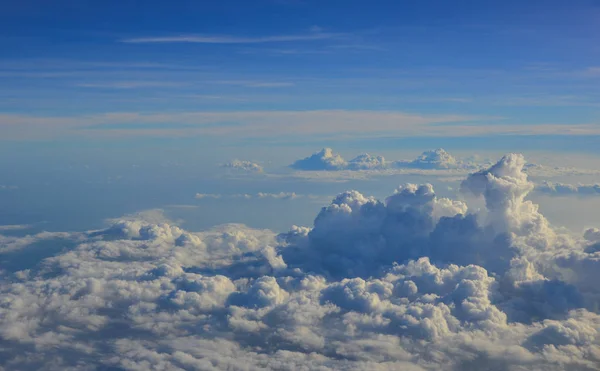 Céu azul com nuvens — Fotografia de Stock