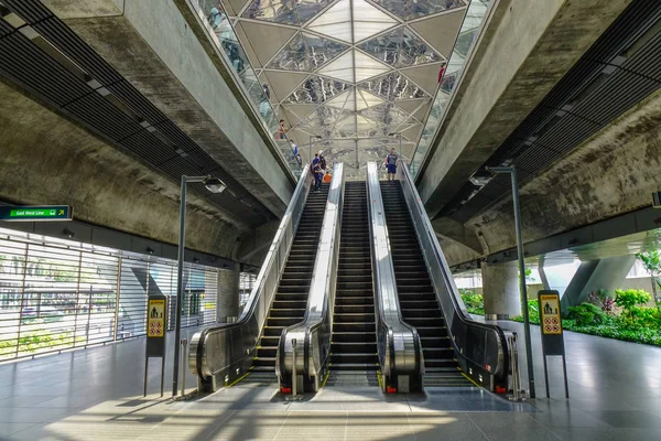 Escaleras mecánicas en la estación MRT — Foto de Stock