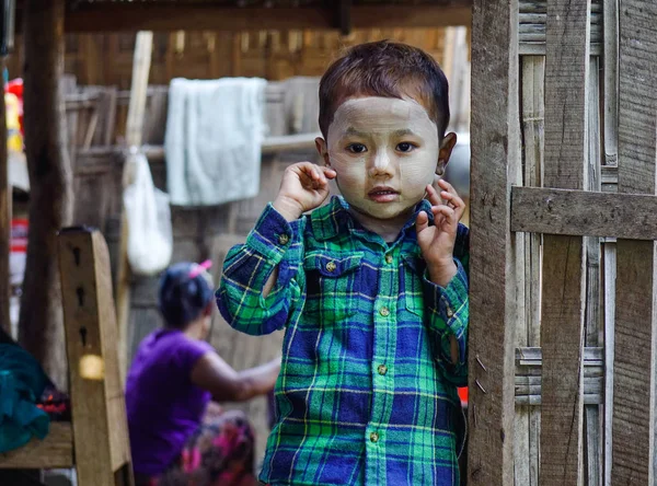 Kinder im Dorf in Mandalay, Myanmar — Stockfoto